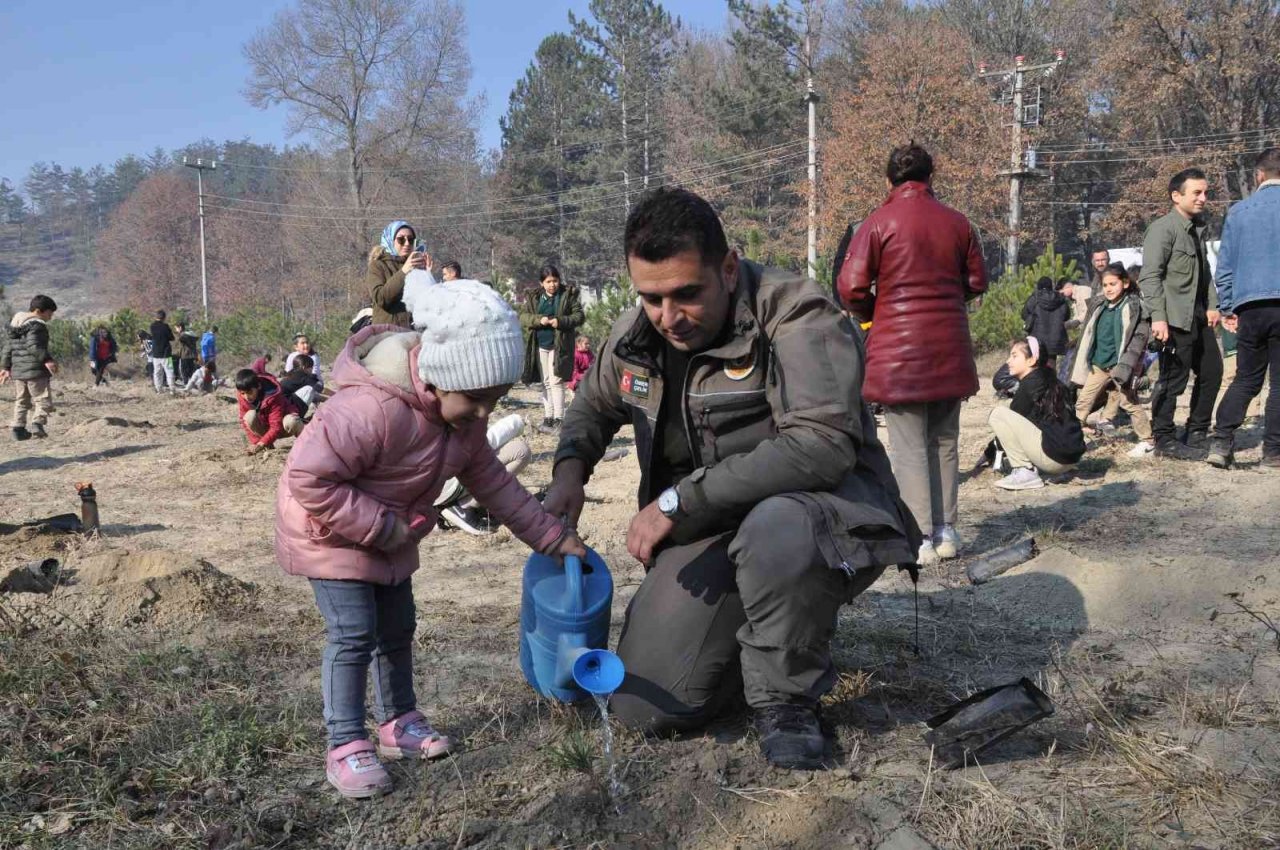 Minik eller hayatını kaybeden madenciler için 41 fidan dikti