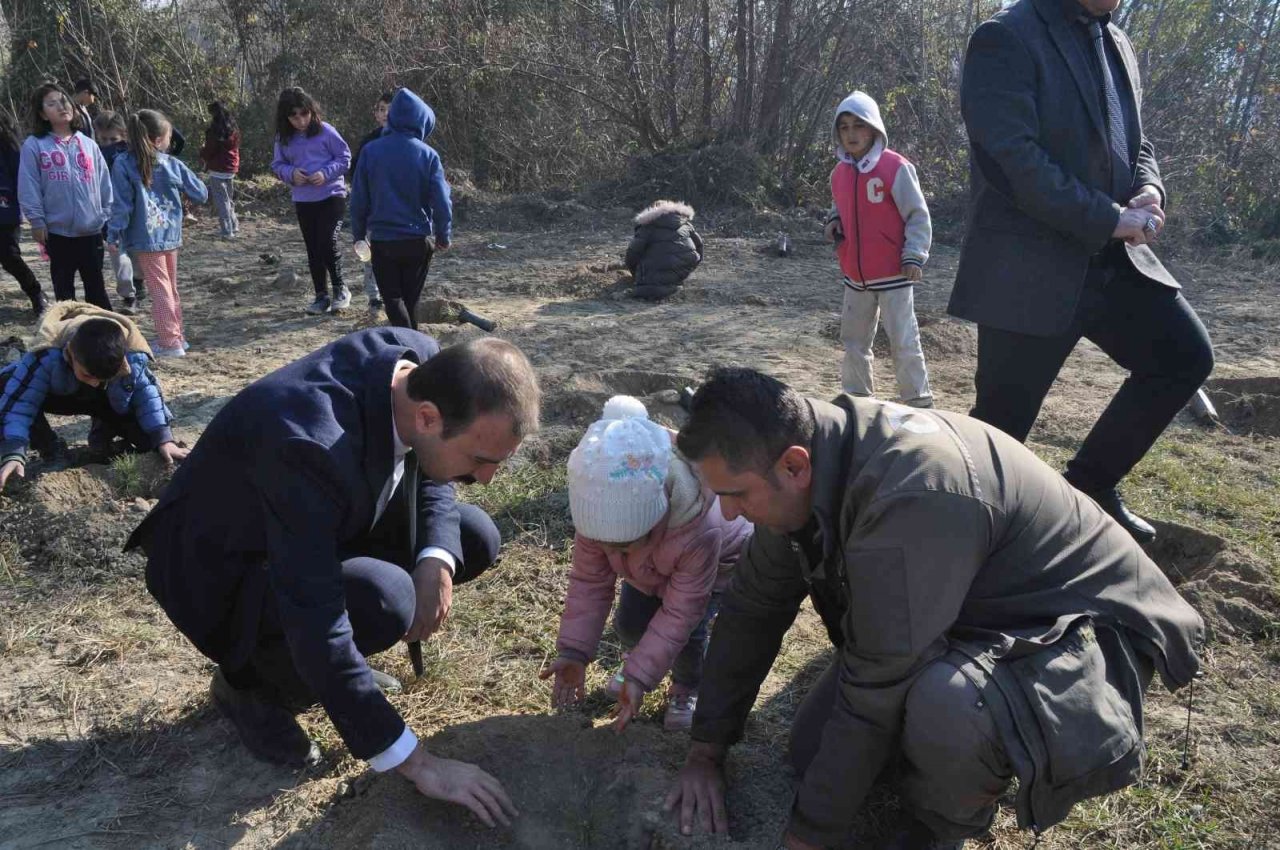 Minik eller hayatını kaybeden madenciler için 41 fidan dikti