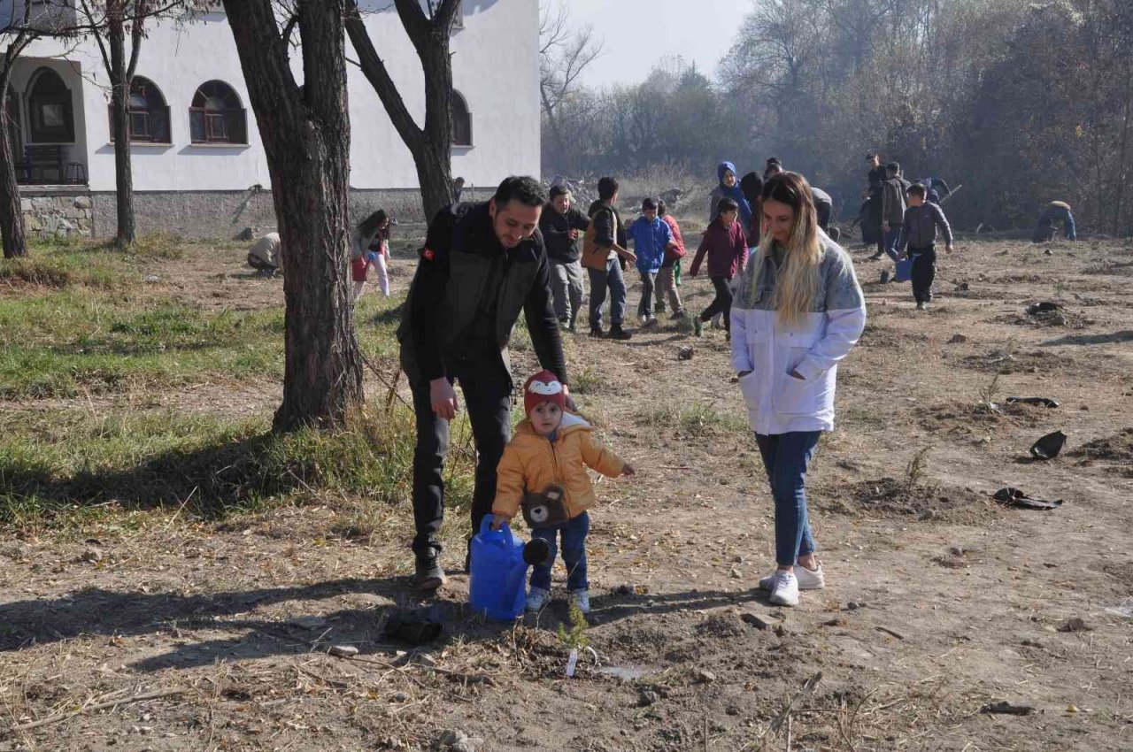 Minik eller hayatını kaybeden madenciler için 41 fidan dikti