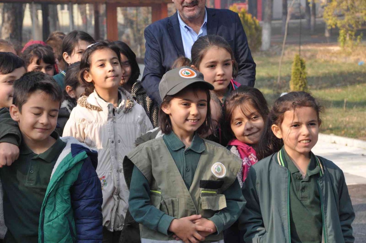 Minik eller hayatını kaybeden madenciler için 41 fidan dikti