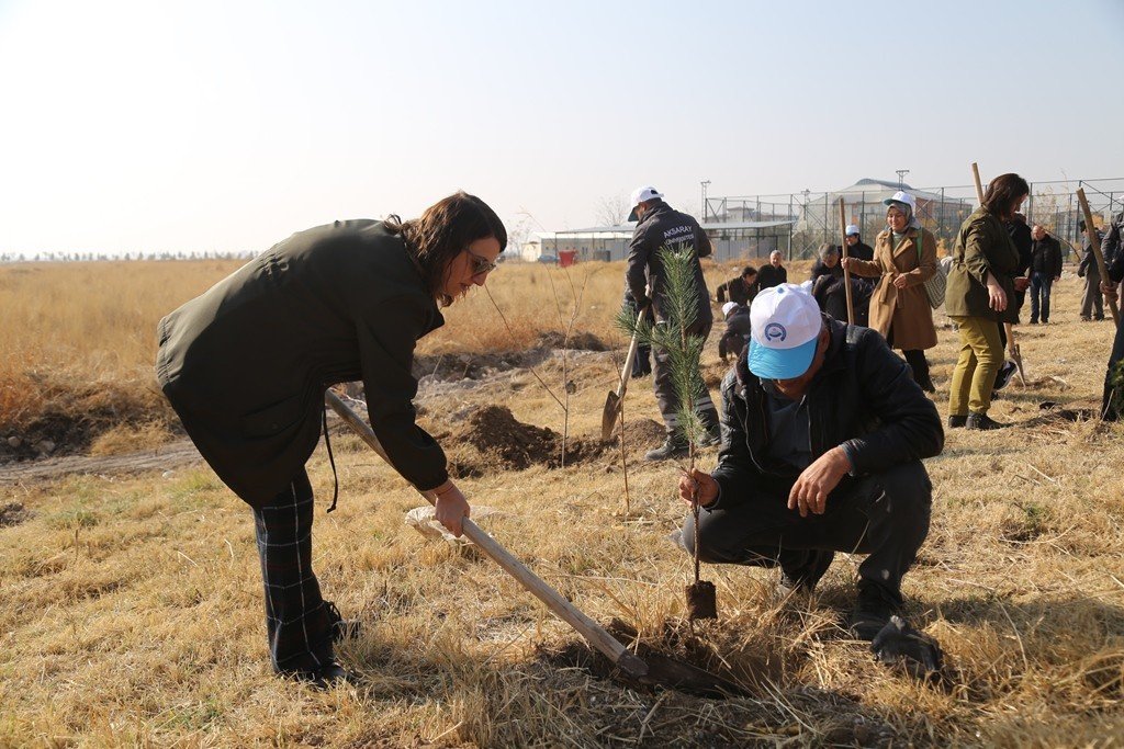 ASÜ’de 435 fidan toprakla buluşturuldu