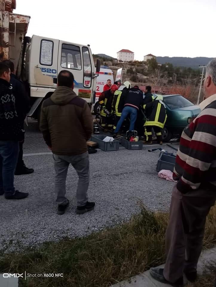 Tomruk yüklü kamyon otomobille çarpışt; 2 yaralı