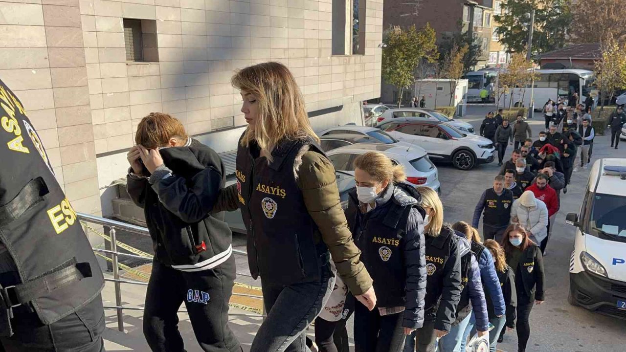 Dolandırıcılık zanlısı kadınlardan ilginç işaret ve sözler