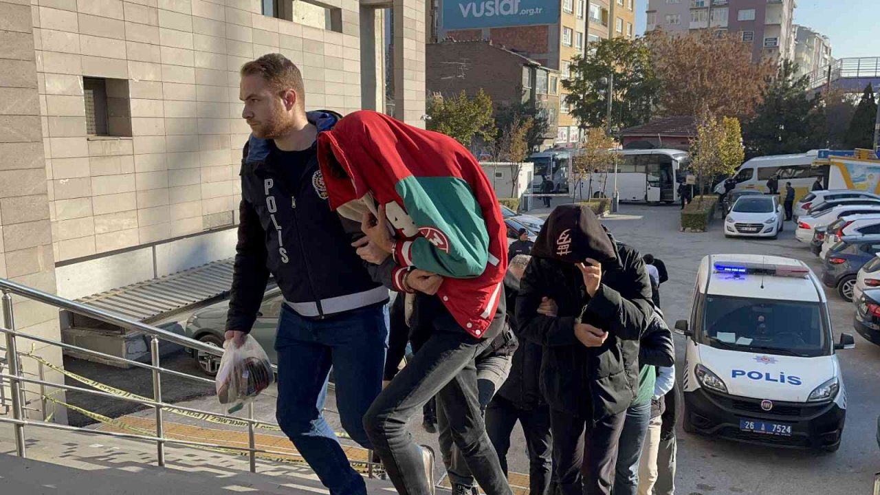 Dolandırıcılık zanlısı kadınlardan ilginç işaret ve sözler