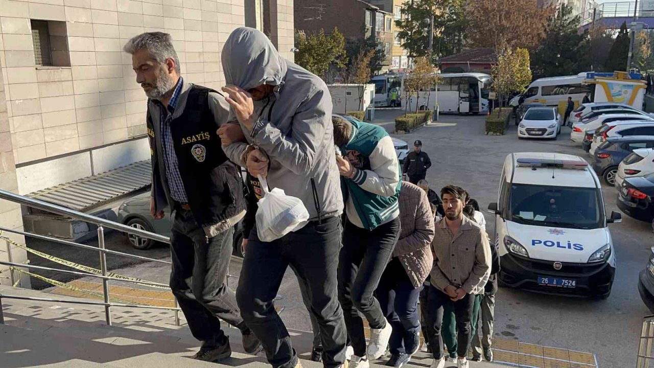 Dolandırıcılık zanlısı kadınlardan ilginç işaret ve sözler