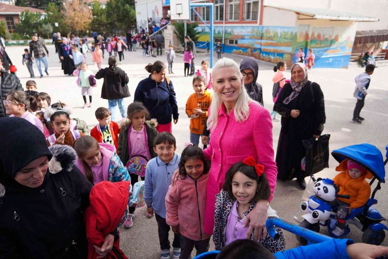 Dönüşüme kazandırılan atıklar öğrencilere kırtasiye malzemesi olarak geri döndü