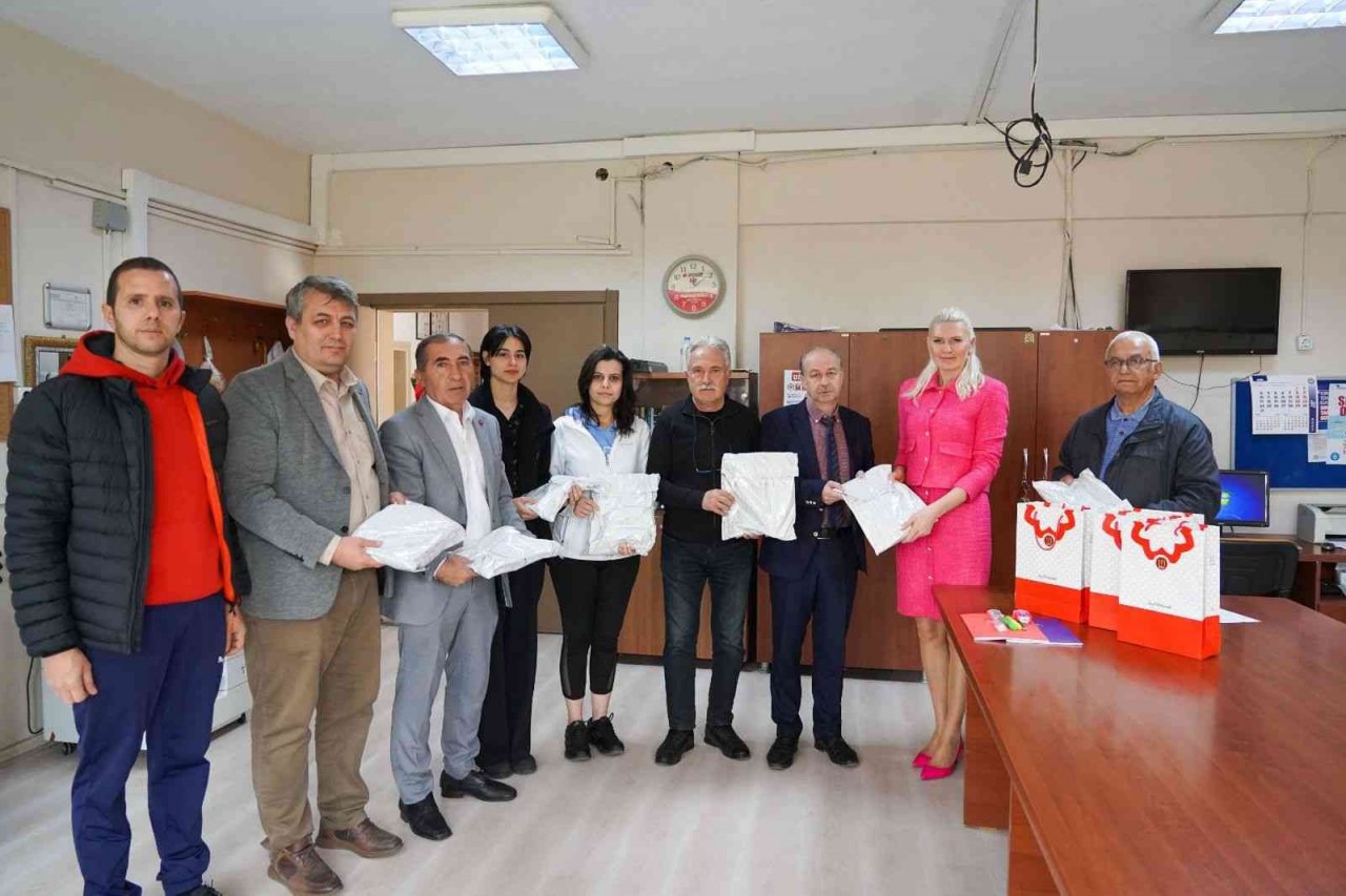 Dönüşüme kazandırılan atıklar öğrencilere kırtasiye malzemesi olarak geri döndü