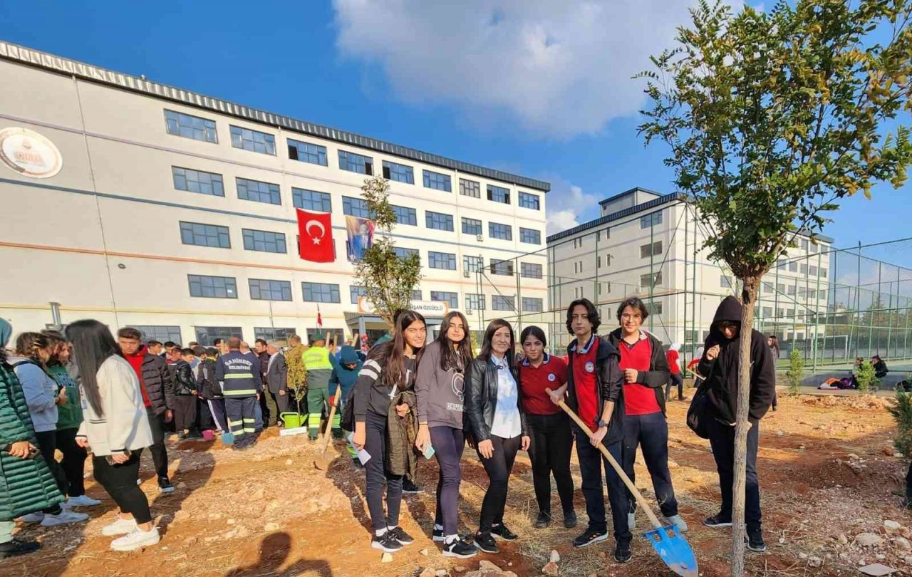 Öğrenciler adına fidan dikildi