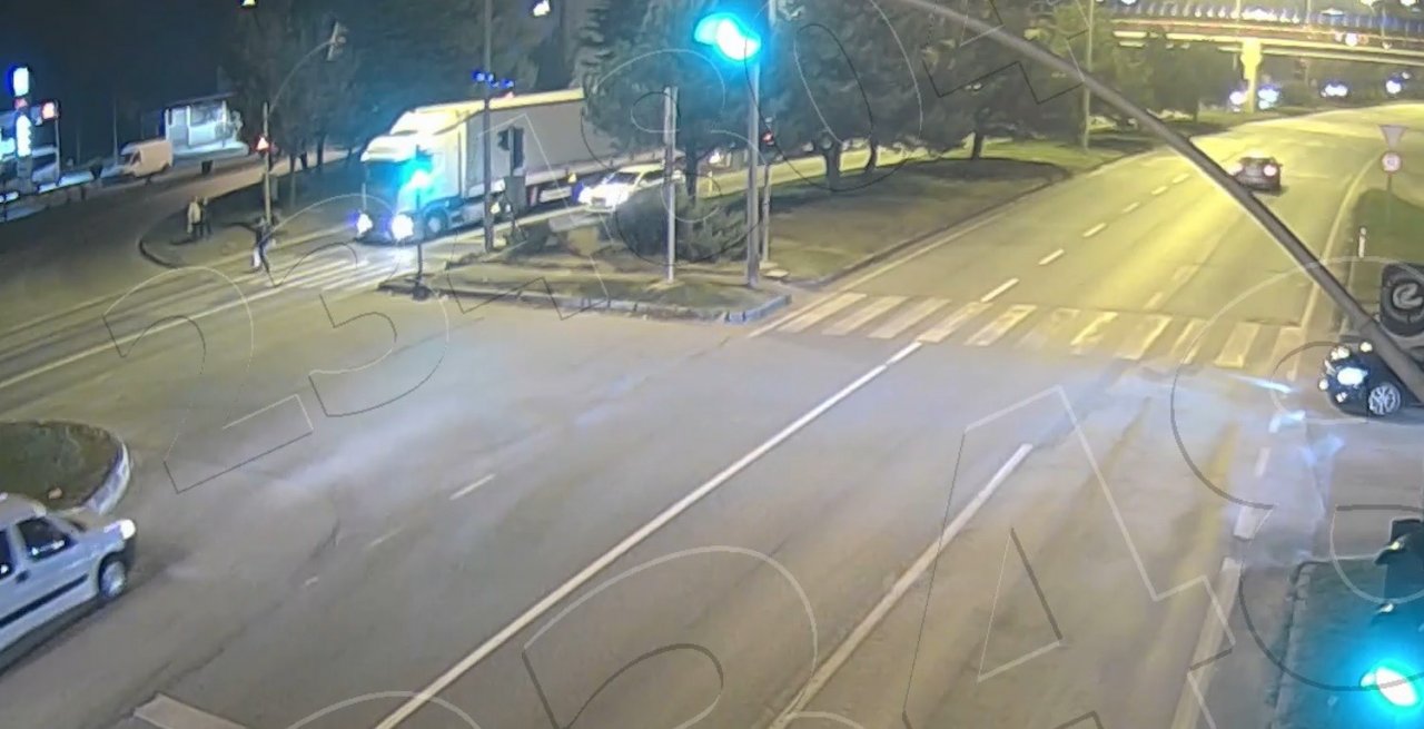 Trafik ışıklarındaki tır kazası KGYS kamerasınca kaydedildi