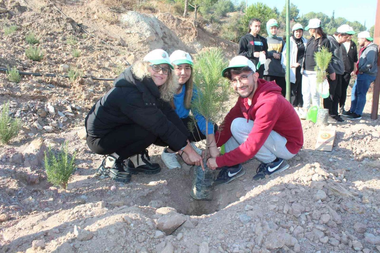 Gelecek için binlerce fidan diktiler