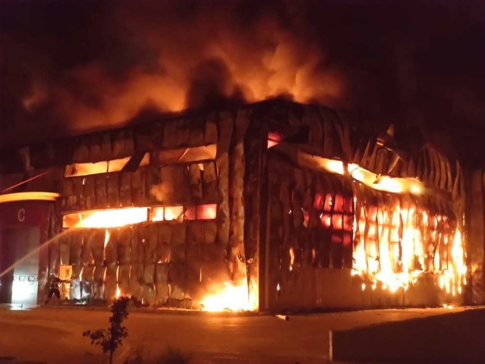 Hatay’da mobilya fabrikası alevlere teslim oldu, fabrika kullanılamaz hale geldi