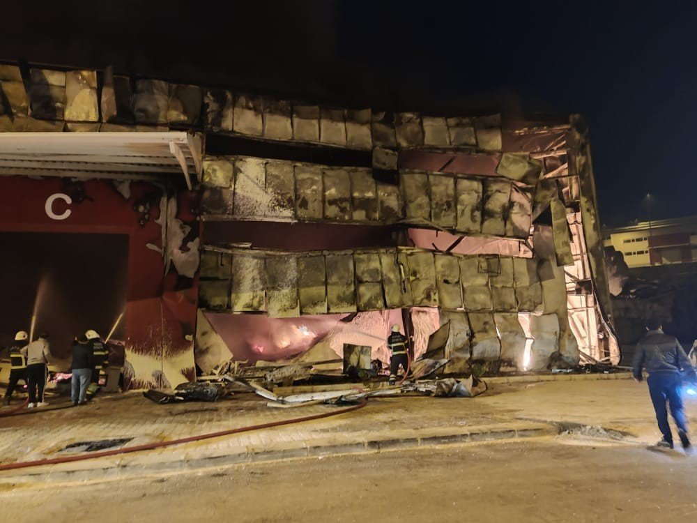 Hatay’da mobilya fabrikası alevlere teslim oldu, fabrika kullanılamaz hale geldi