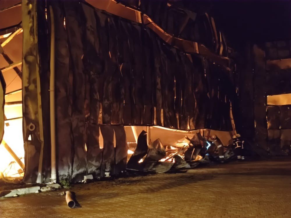 Hatay’da mobilya fabrikası alevlere teslim oldu, fabrika kullanılamaz hale geldi