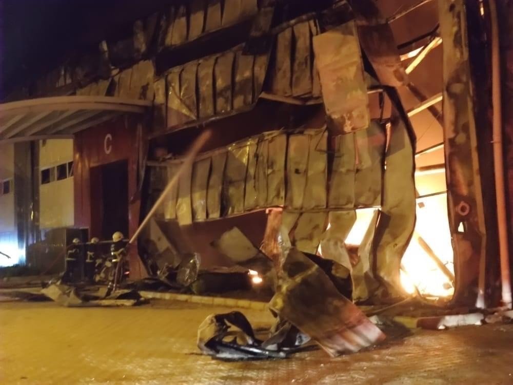 Hatay’da mobilya fabrikası alevlere teslim oldu, fabrika kullanılamaz hale geldi