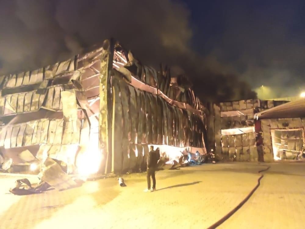 Hatay’da mobilya fabrikası alevlere teslim oldu, fabrika kullanılamaz hale geldi