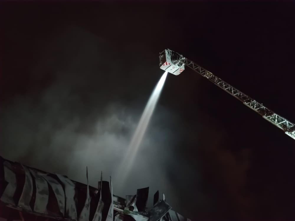 Hatay’da mobilya fabrikası alevlere teslim oldu, fabrika kullanılamaz hale geldi