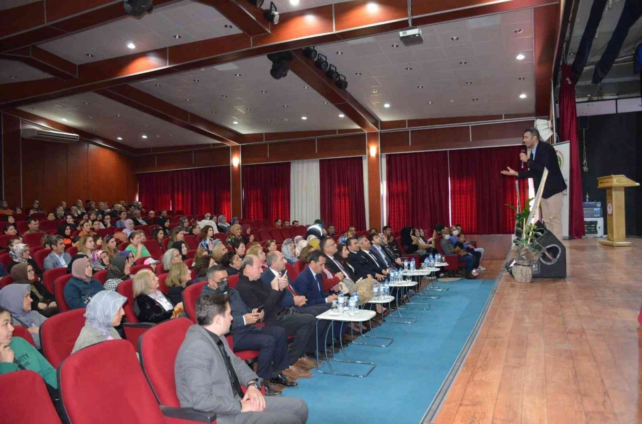 Narkotik polisinden Bergamalı annelere uyuşturucu semineri