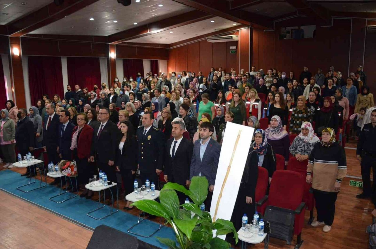Narkotik polisinden Bergamalı annelere uyuşturucu semineri
