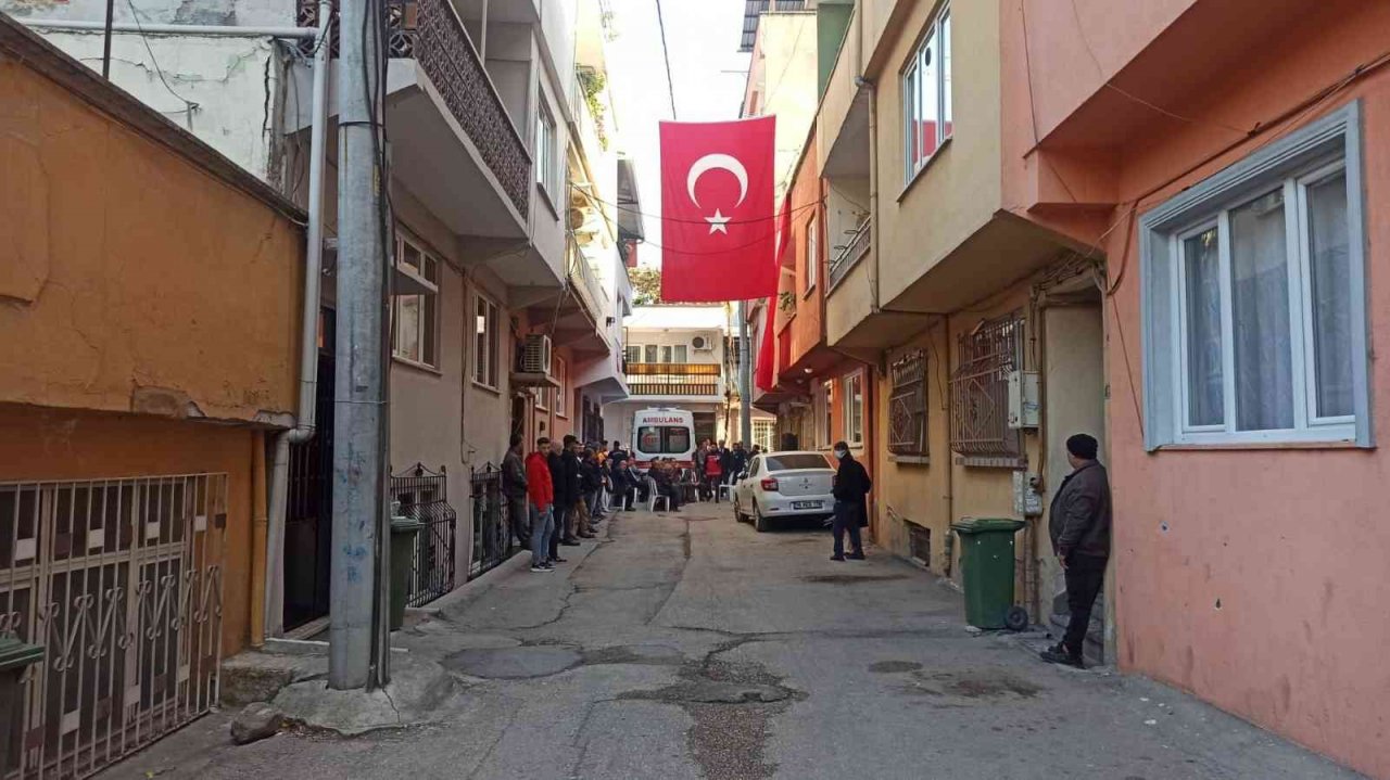 Bursalı şehidin evinde yas ve dua...Türk bayrağı asıldı