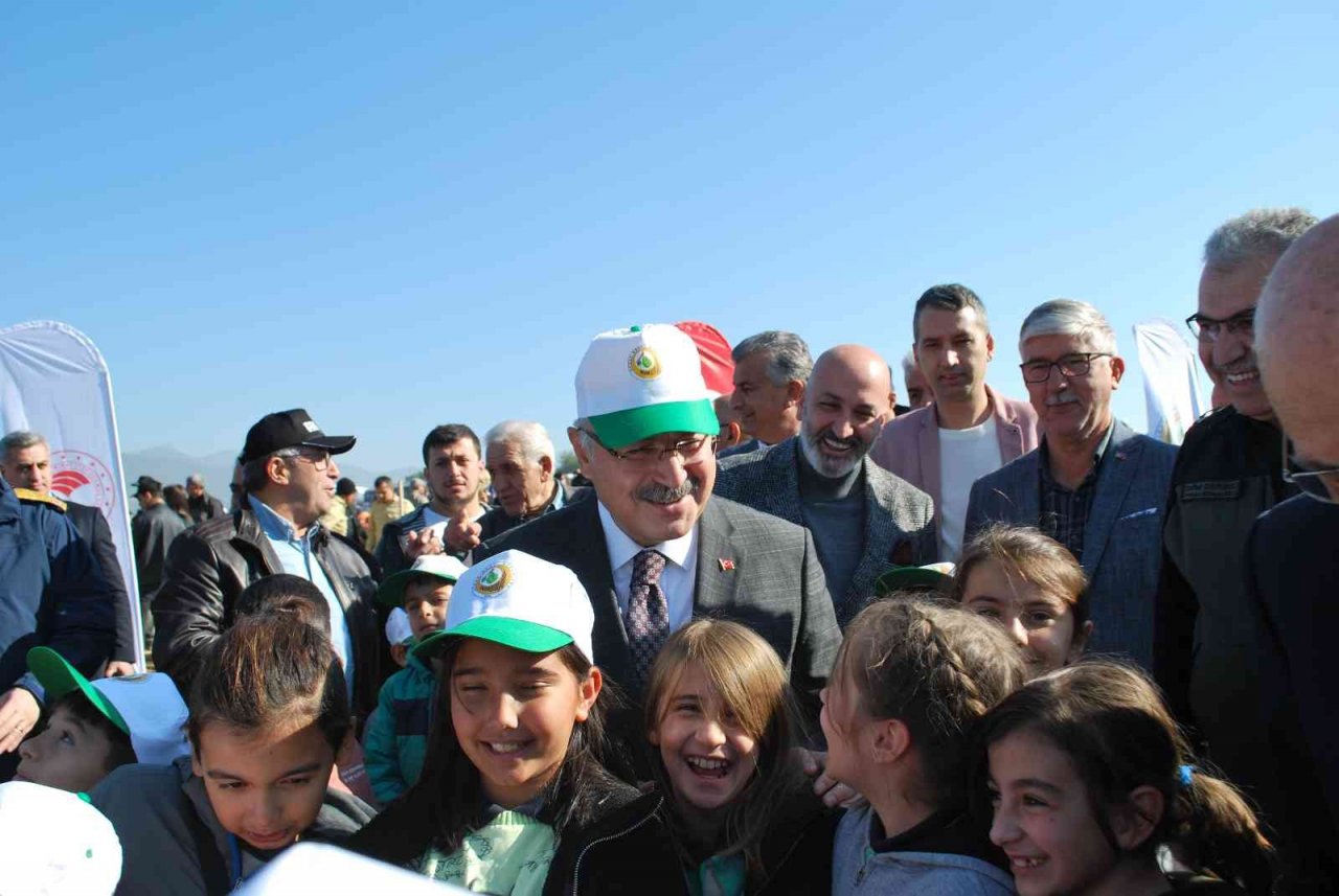 İzmir’de 42 bin fidan toprakla buluştu