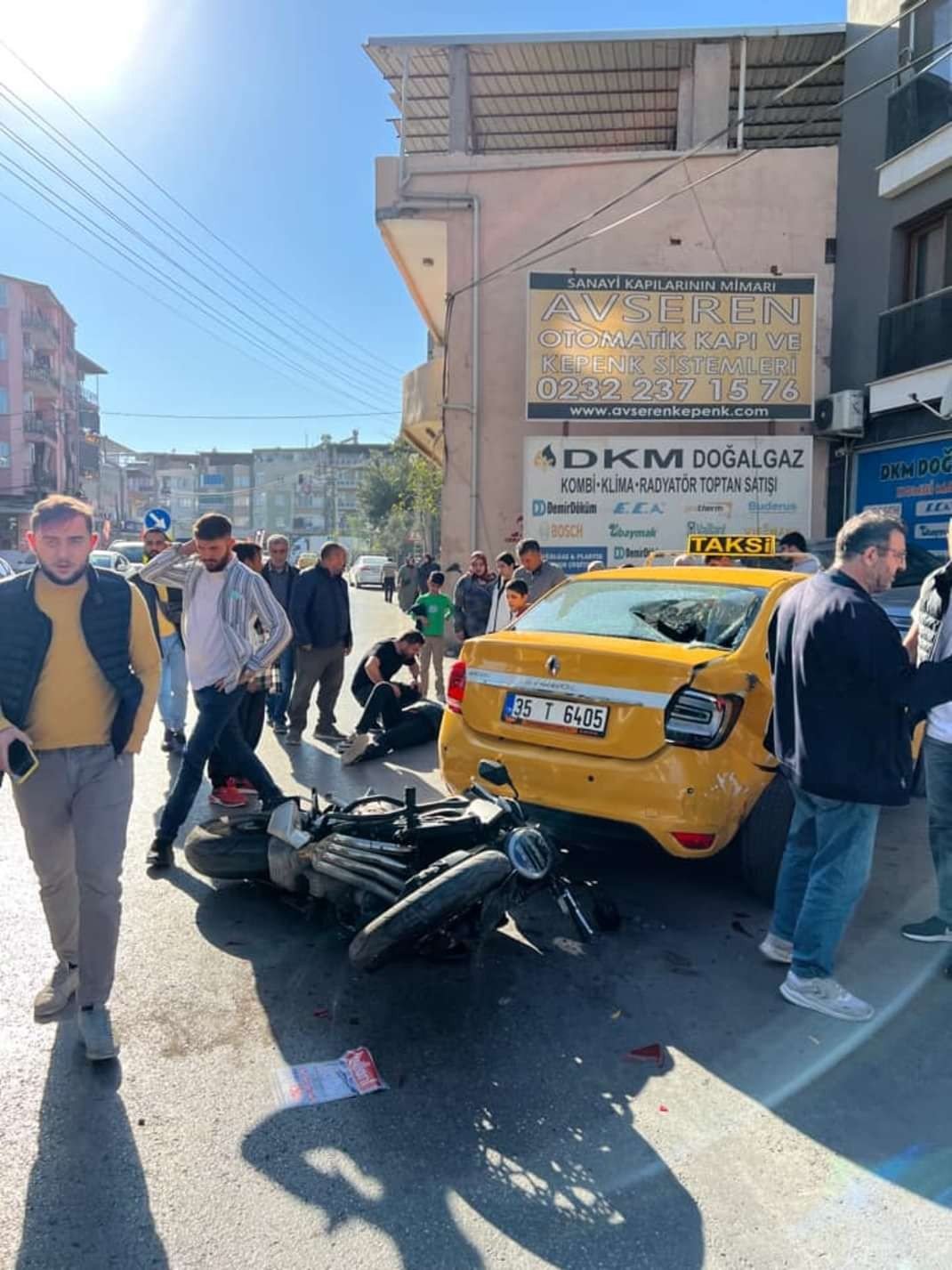 U dönüşü yapmak isteyen taksi ile motosiklet çarpıştı