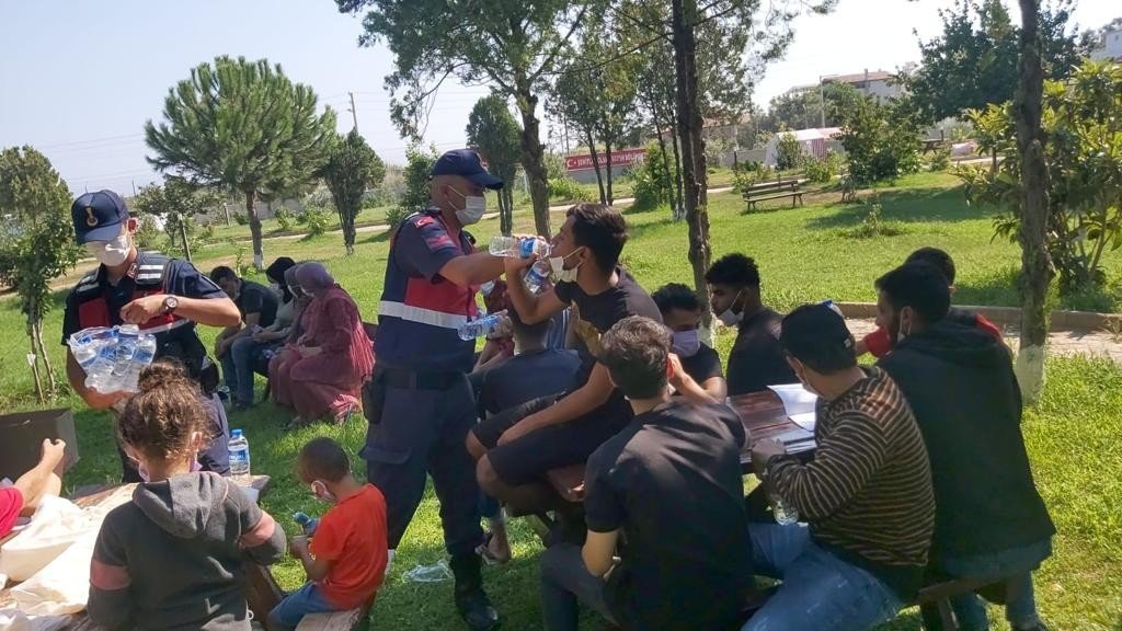 İzmir’de yurt dışına kaçmaya çalışan 180 göçmen yakalandı