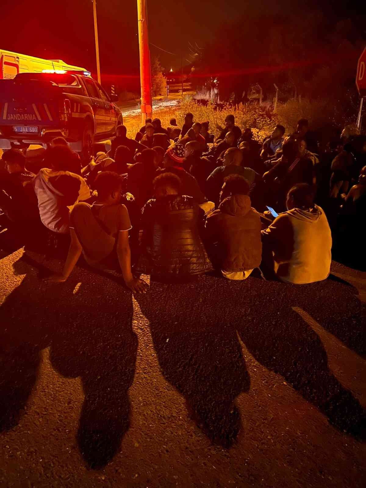 İzmir’de yurt dışına kaçmaya çalışan 180 göçmen yakalandı