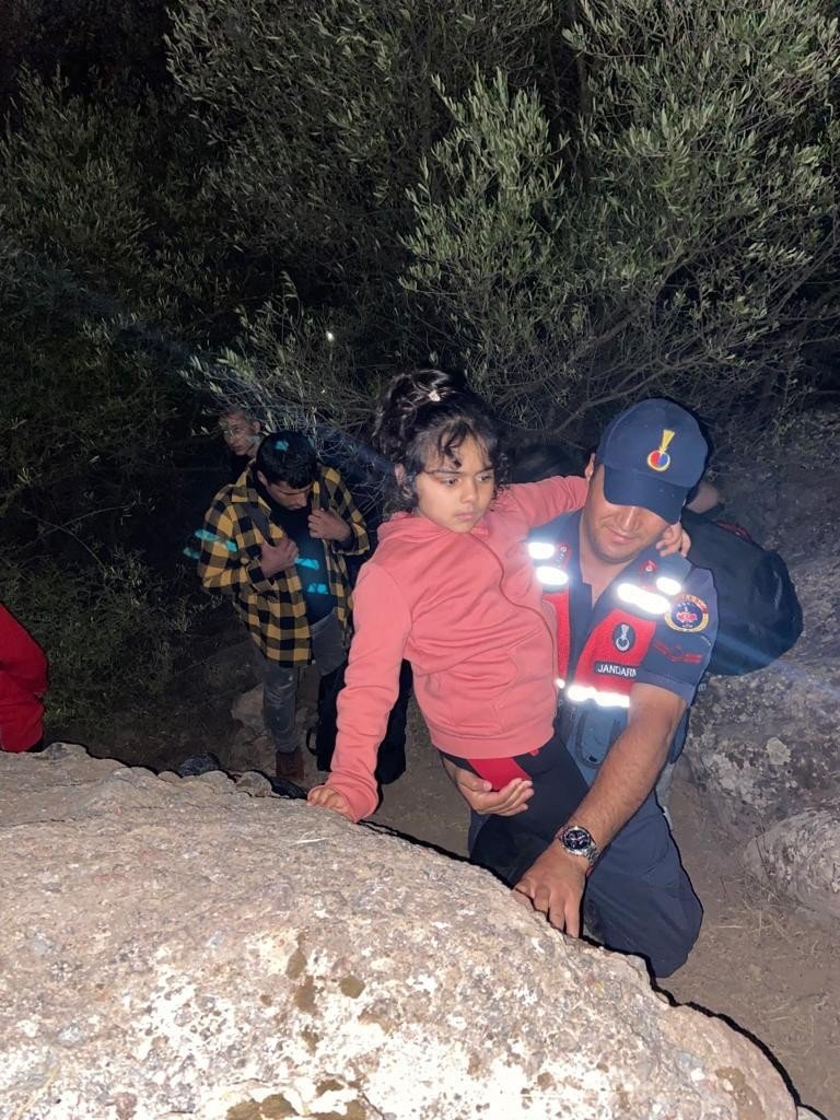 İzmir’de yurt dışına kaçmaya çalışan 180 göçmen yakalandı