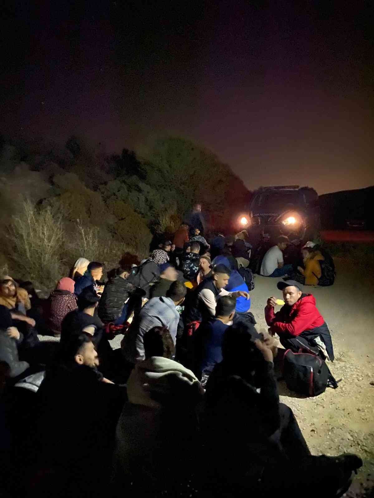 İzmir’de yurt dışına kaçmaya çalışan 180 göçmen yakalandı