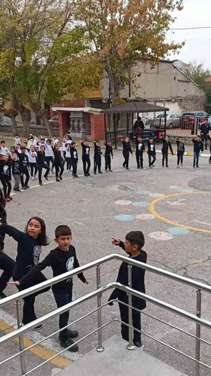 Öğrenci ve öğretmenlerden muhteşem gösteri