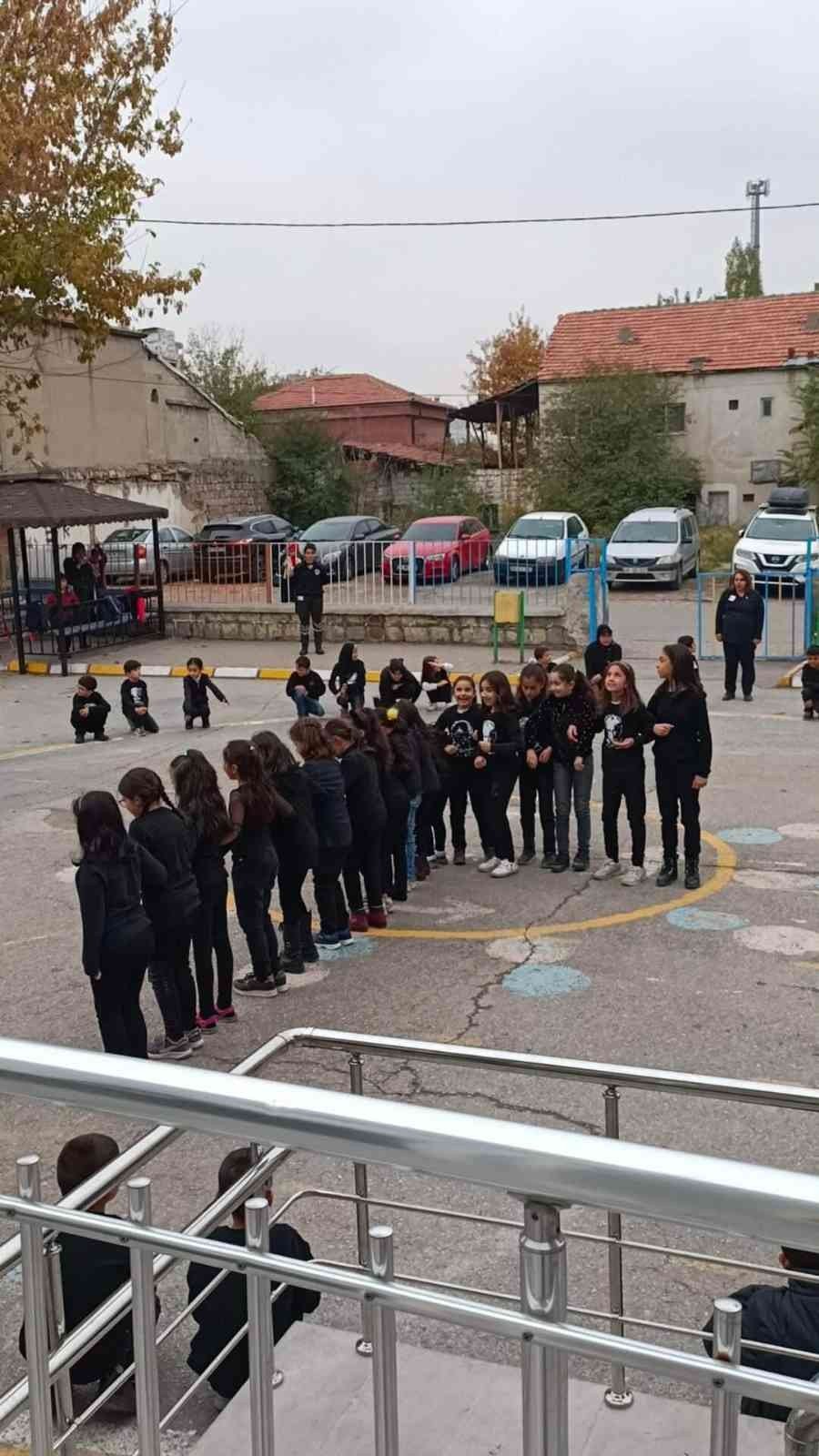 Öğrenci ve öğretmenlerden muhteşem gösteri