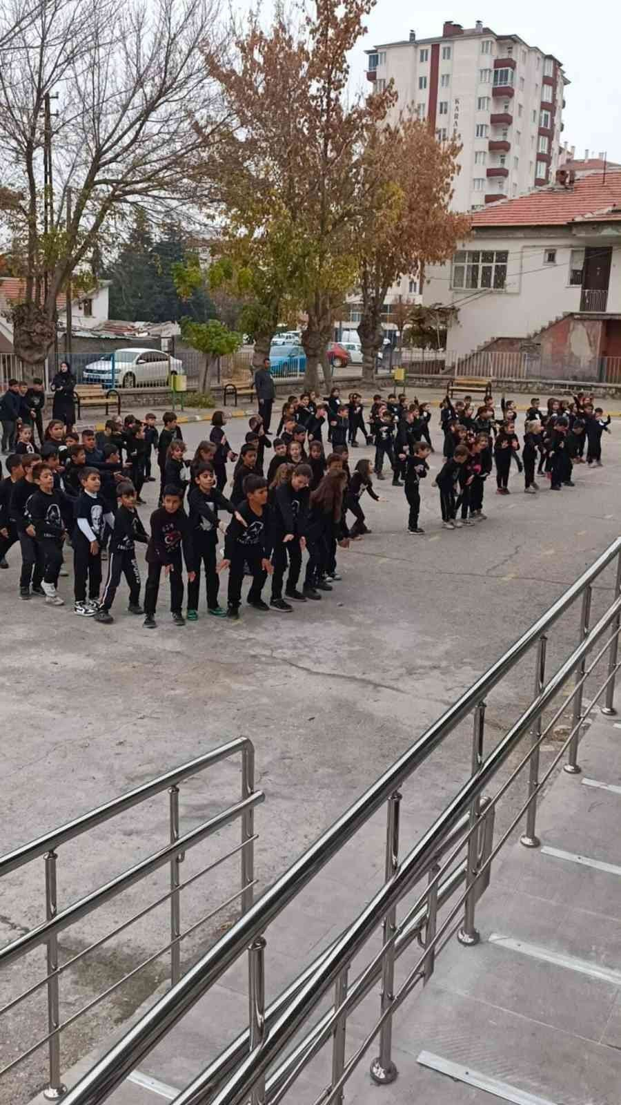 Öğrenci ve öğretmenlerden muhteşem gösteri