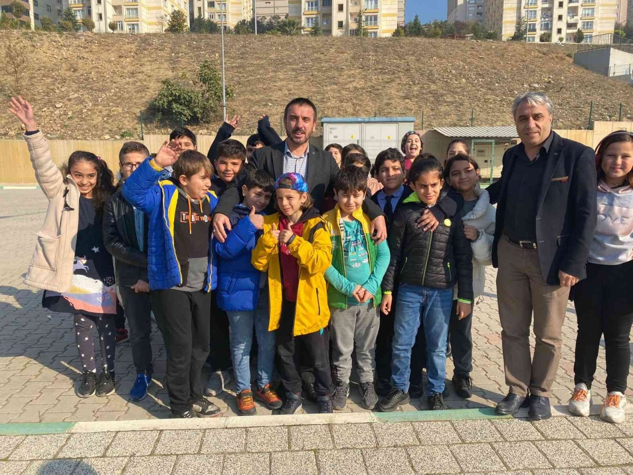 Kestel Belediye Başkanı Önder Tanır, çocuklarla birlikte ağaç dikti