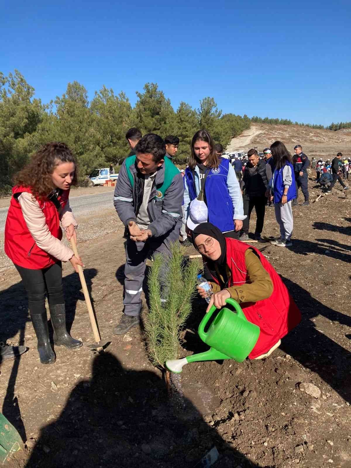 Gördes’te 5 bin fidan toprakla buluştu