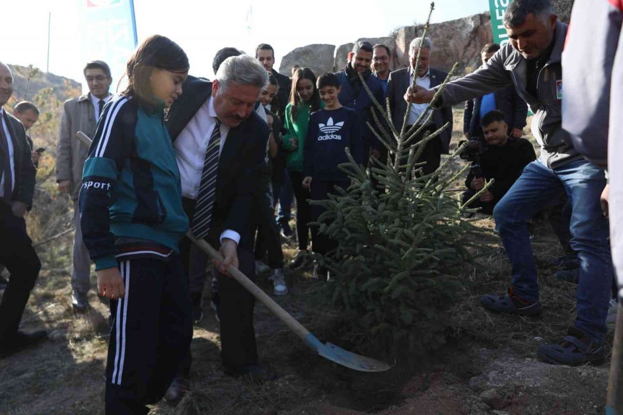 Melikgazi’den Milli Ağaçlandırma Günü’ne özel 3 bin 838 fidan