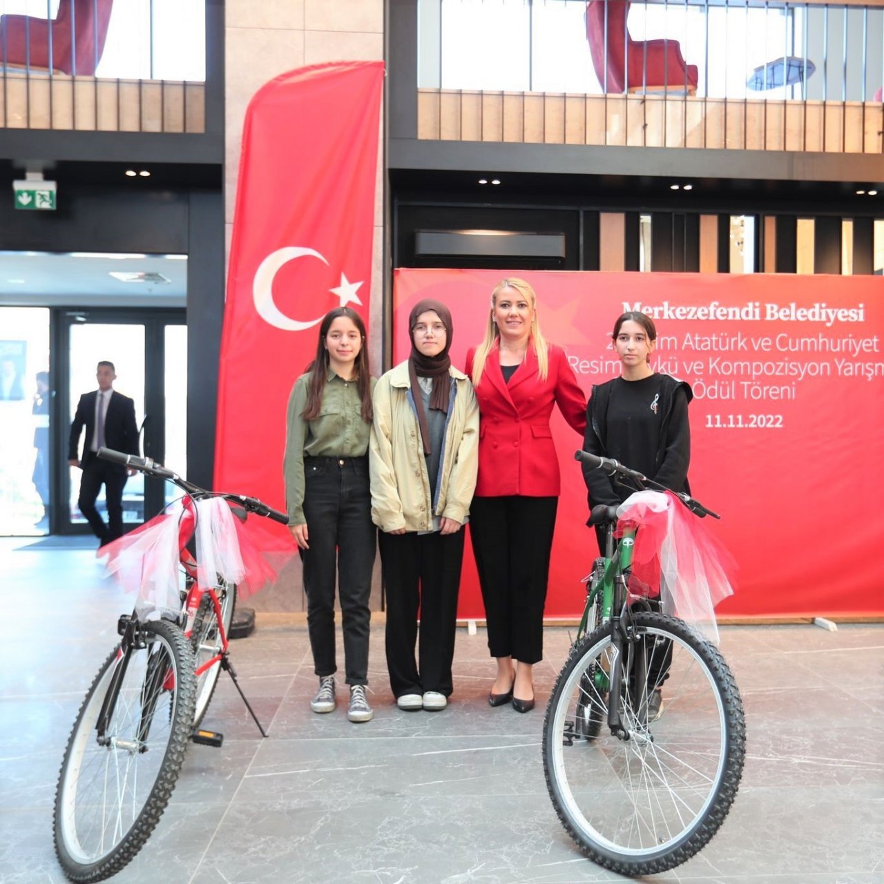 Başkan Doğan; “Cumhuriyet’i yaptıkları eserlerle anlatan gençlerimizi kutluyorum”