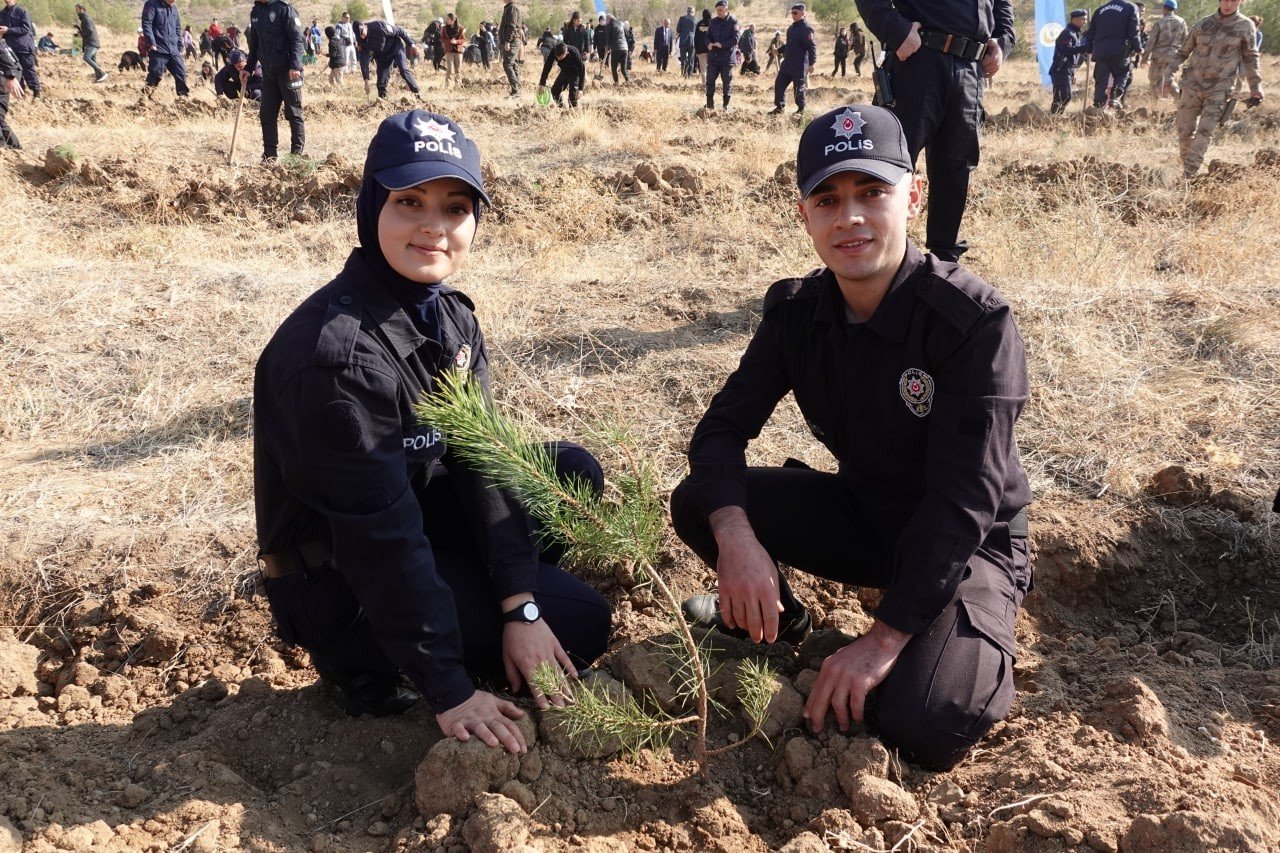 “Türkiye Yüzyılına Nefes” için 500 fidan toprakla buluşturuldu