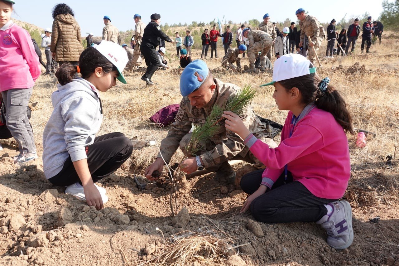 “Türkiye Yüzyılına Nefes” için 500 fidan toprakla buluşturuldu