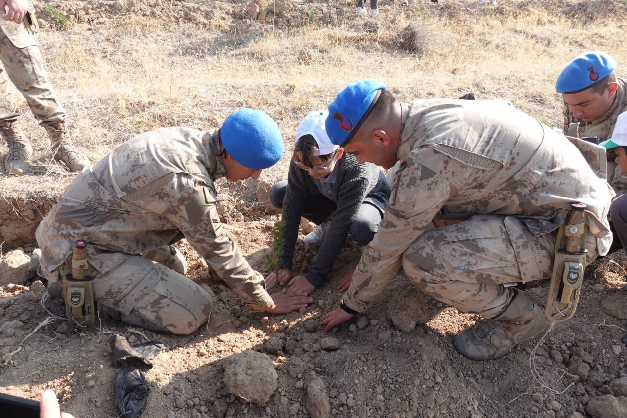 “Türkiye Yüzyılına Nefes” için 500 fidan toprakla buluşturuldu
