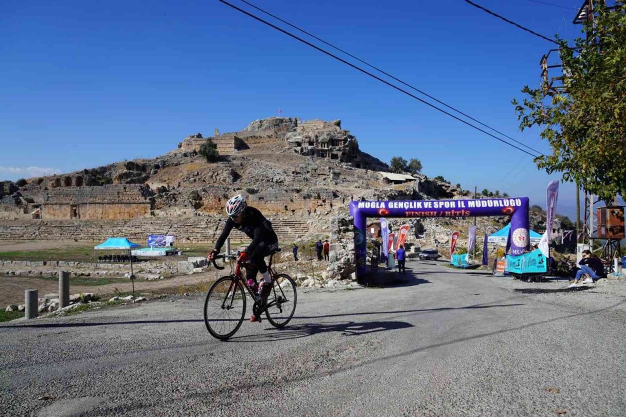 Bisikletçiler Tlos Antik kentinde yarıştı