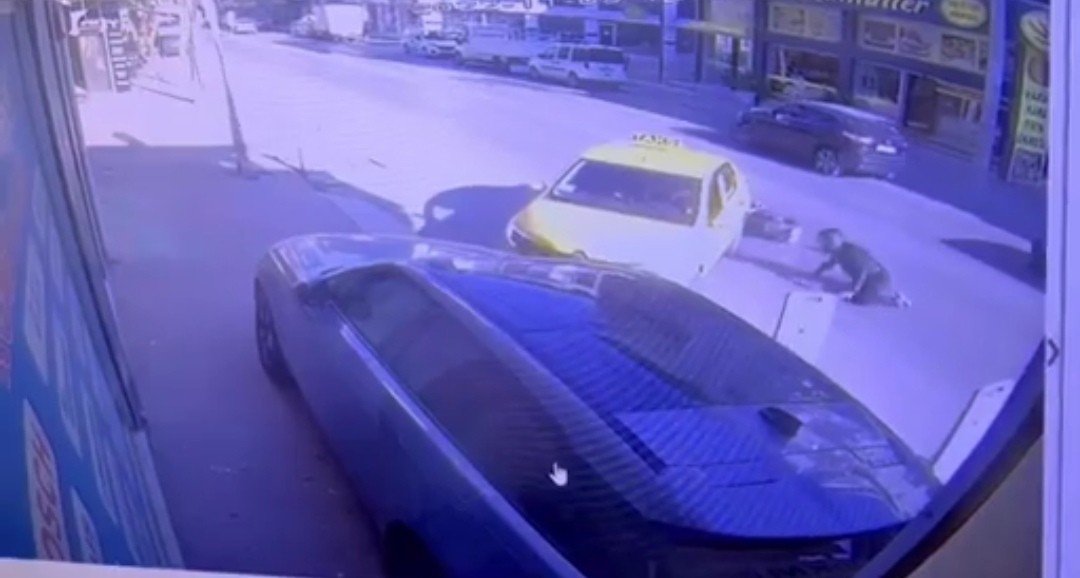 U dönüşü yapmak isteyen taksi ile motosiklet çarpıştı