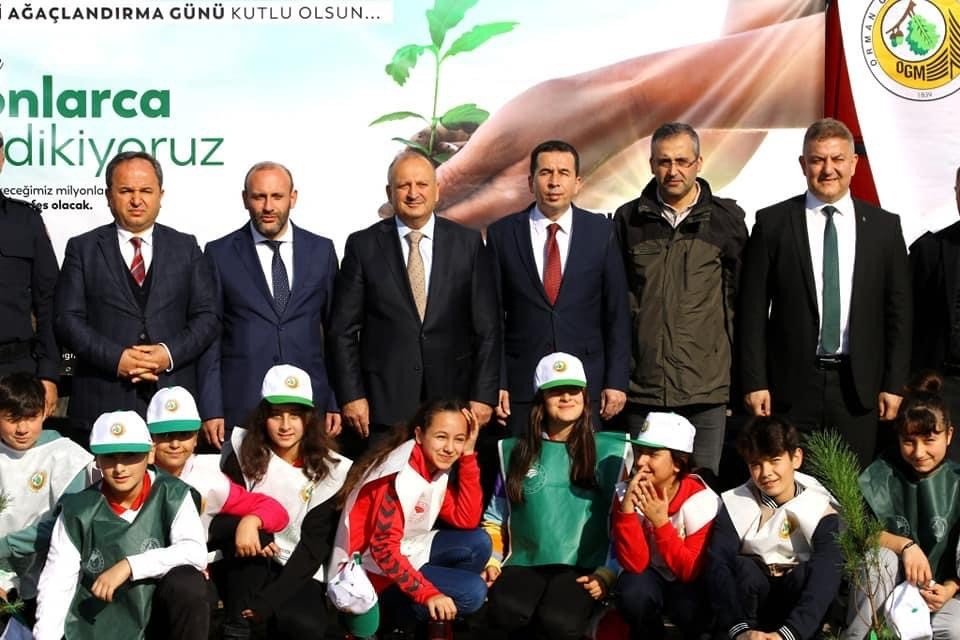 300 fıstık çamı toprakla buluştu