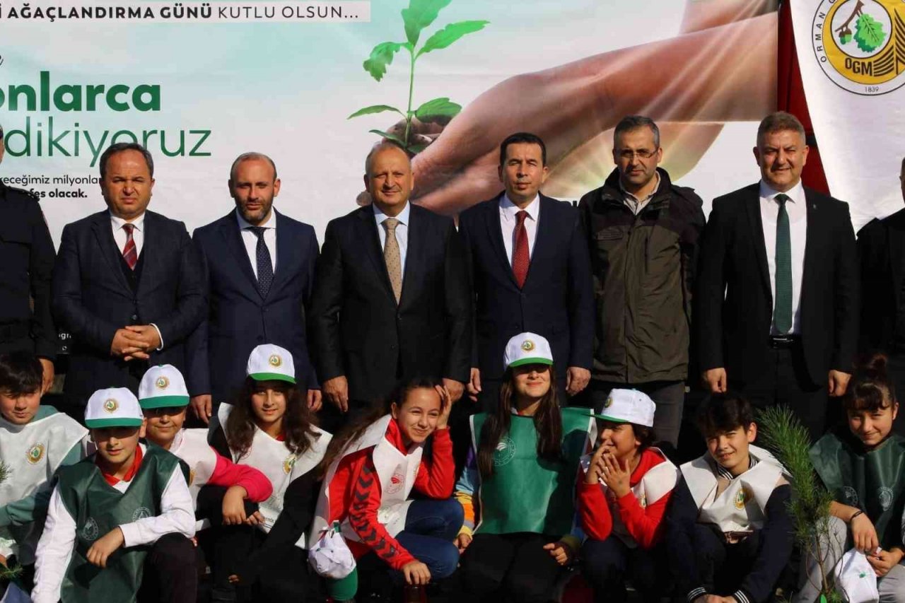 300 fıstık çamı toprakla buluştu