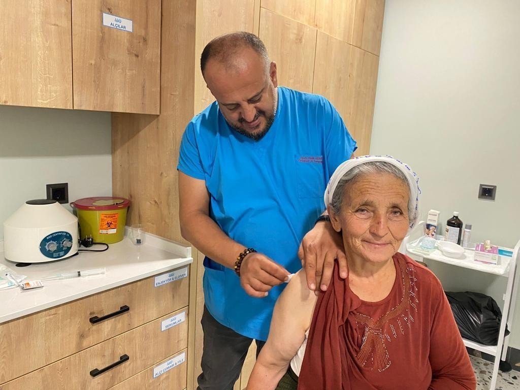 Zeytin hasat sezonu öncesi sağlıkçılardan yamaç arazilerde çalışanlara uyarı