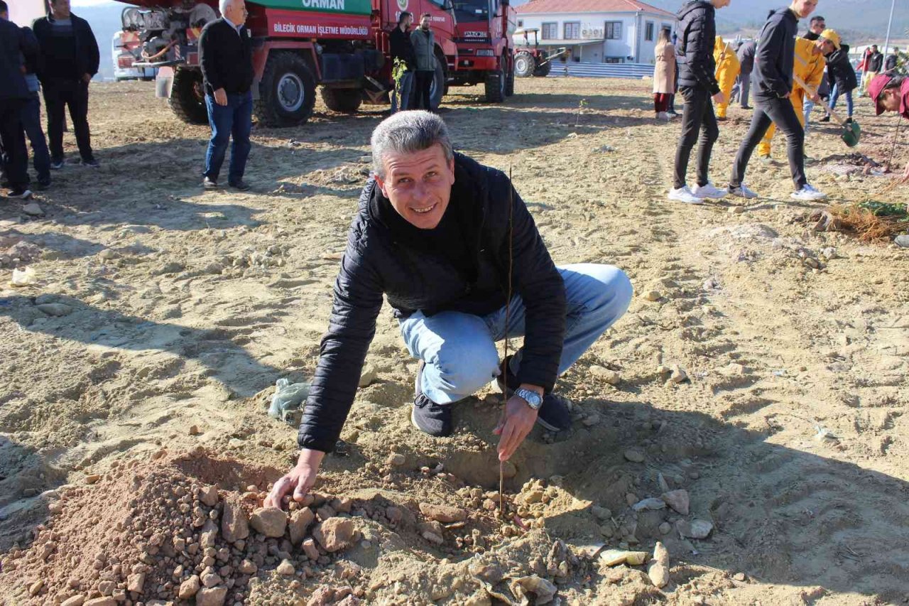 Osmaneli’nde 2 bin akasya fidanı toprakla buluştu