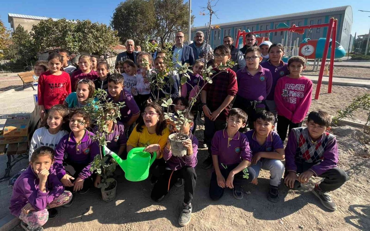 Pamukkale Belediyesi 11 bin 11 fidanı toprakla buluşturdu