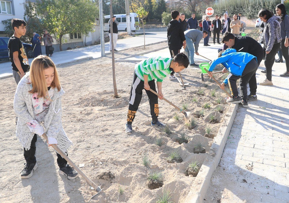 Pamukkale Belediyesi 11 bin 11 fidanı toprakla buluşturdu