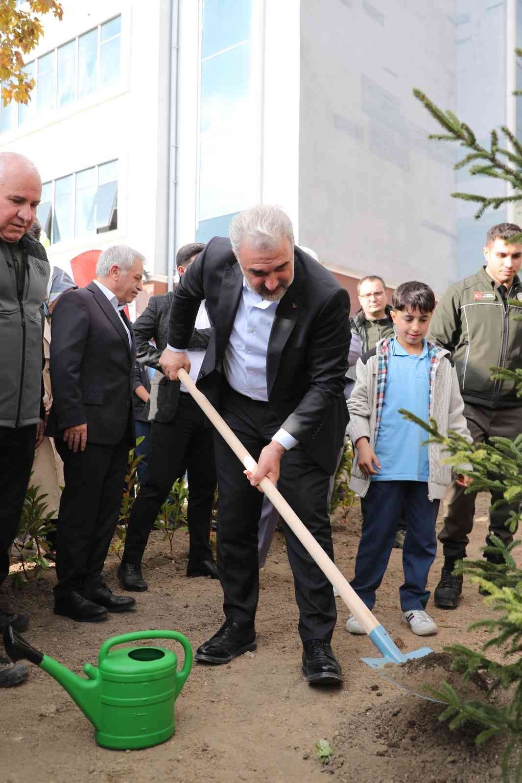 AK Parti İstanbul İl Başkanı Kabaktepe, Sancaktepe’de fidan dikimi etkinliğine katıldı