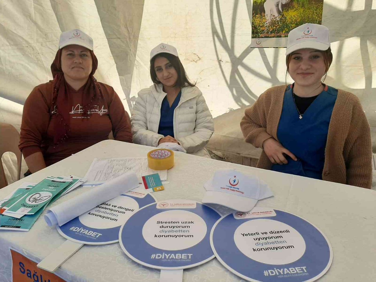 Sağlıkçıların bilgilendirme çalışmasına vatandaşlardan yoğun ilgi