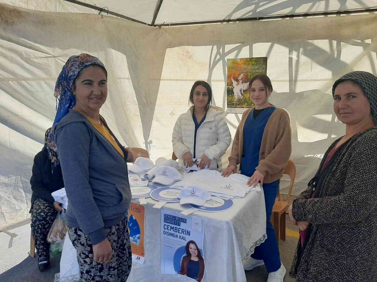 Sağlıkçıların bilgilendirme çalışmasına vatandaşlardan yoğun ilgi